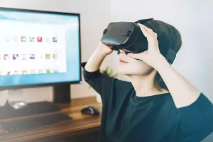 Web Design și Realitatea Virtuală (VR): Explorarea Mediilor Web Imersive și Interfețelor 3D